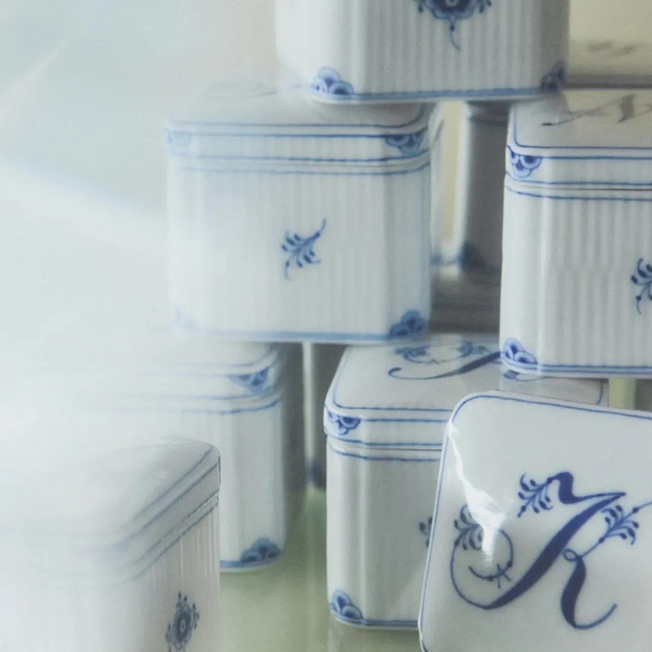 Alfabet Kollektion|Opbevaringskrukker*Royal Copenhagen Alfabet Kollektion firkantet bonbonniere, , 13 cl M