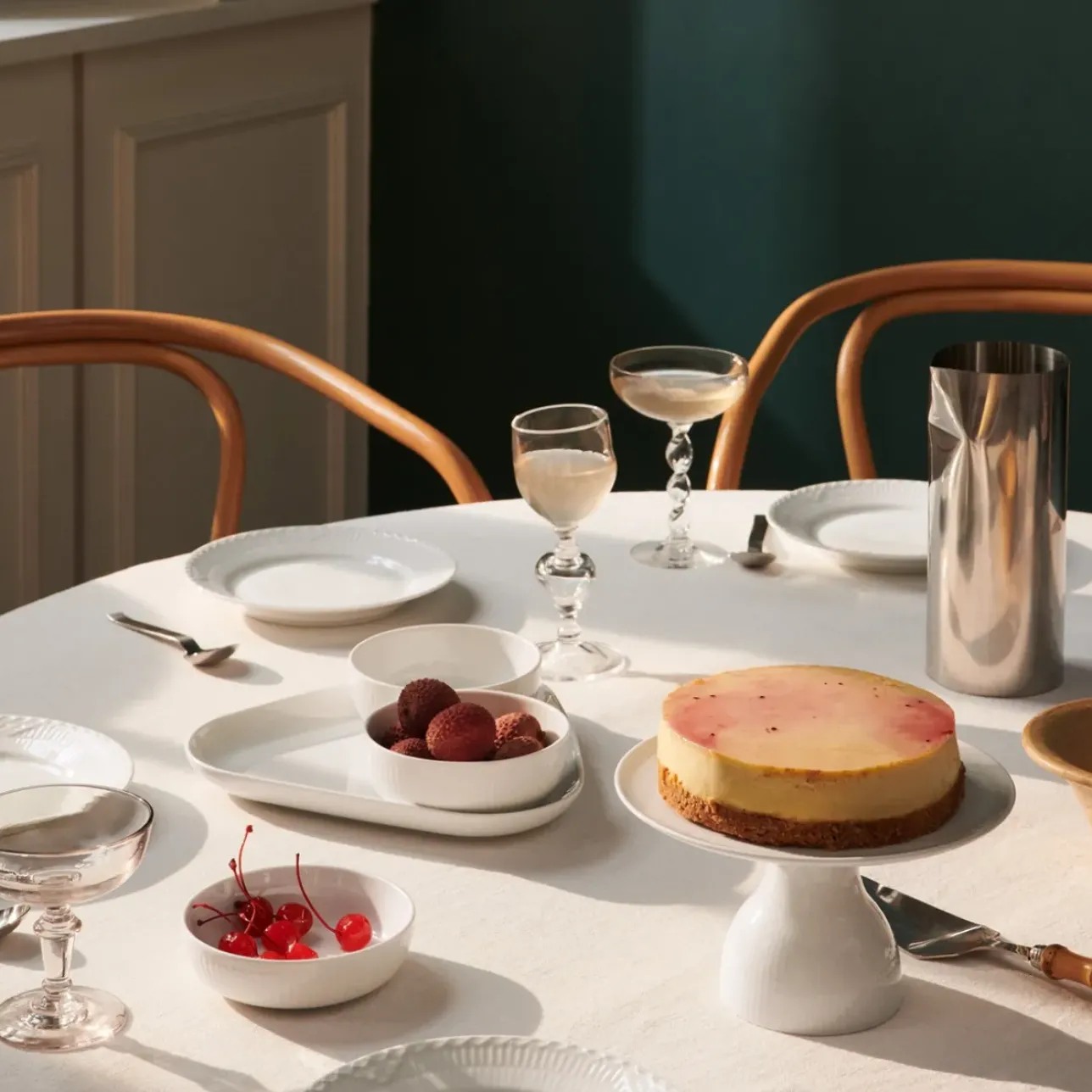 Hvid Riflet|Kageopsats*Royal Copenhagen Hvid Riflet fad på fod, 20 cm
