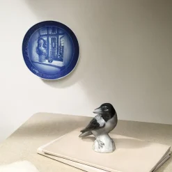 Blå Samlerartikler|Blå Samlerartikler*Royal Copenhagen Juleplattefigur 2025, krage, 10,5 cm