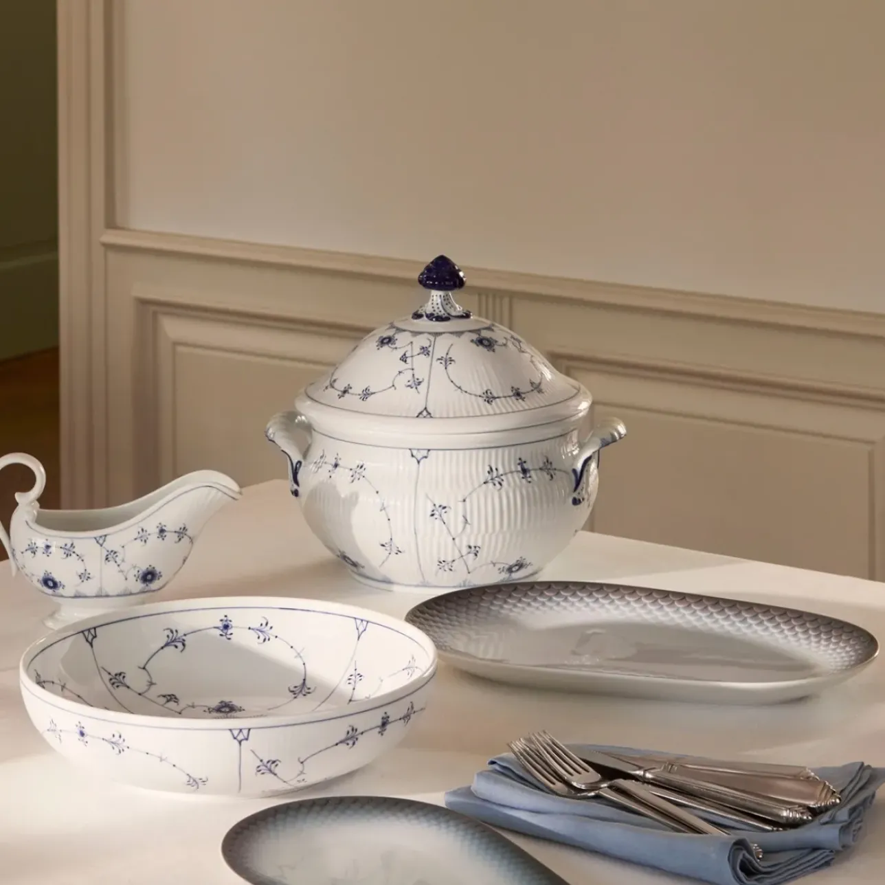 Eksklusive Steldele|Musselmalet Riflet*Royal Copenhagen Musselmalet Riflet saucekande, 37 cl