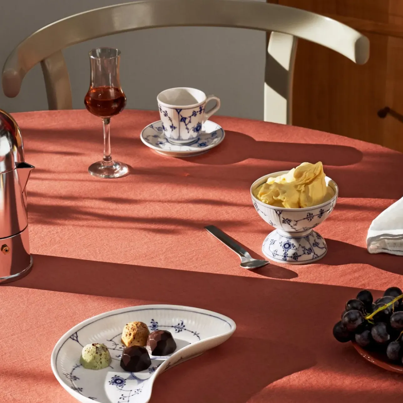 Eksklusive Steldele|Musselmalet Riflet*Royal Copenhagen Musselmalet Riflet skål på fod, 19 cl
