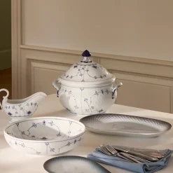 Eksklusive Steldele|Musselmalet Riflet*Royal Copenhagen Musselmalet Riflet terrin med låg, 460 cl
