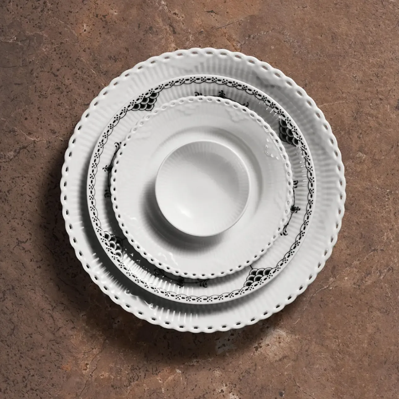 Eksklusive Steldele|Sort Musselmalet Halvblonde*Royal Copenhagen Sort Musselmalet Halvblonde tallerken, 19 cm