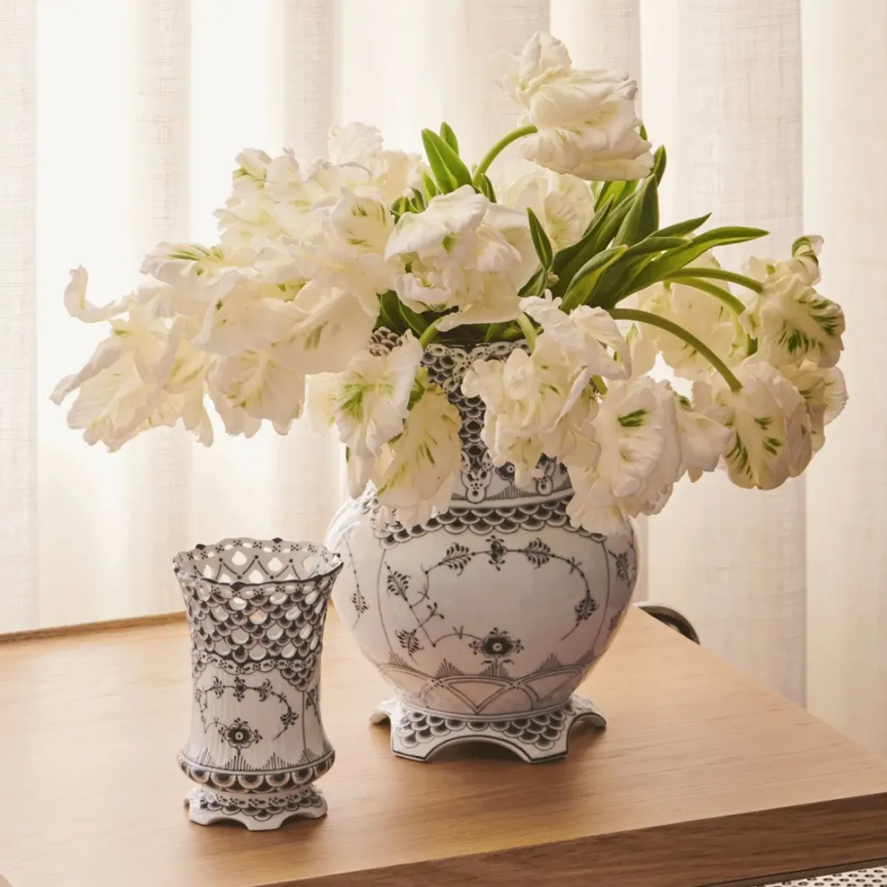 Eksklusive Steldele|Sort Musselmalet Helblonde*Royal Copenhagen Sort Musselmalet Helblonde vase, 11 cm