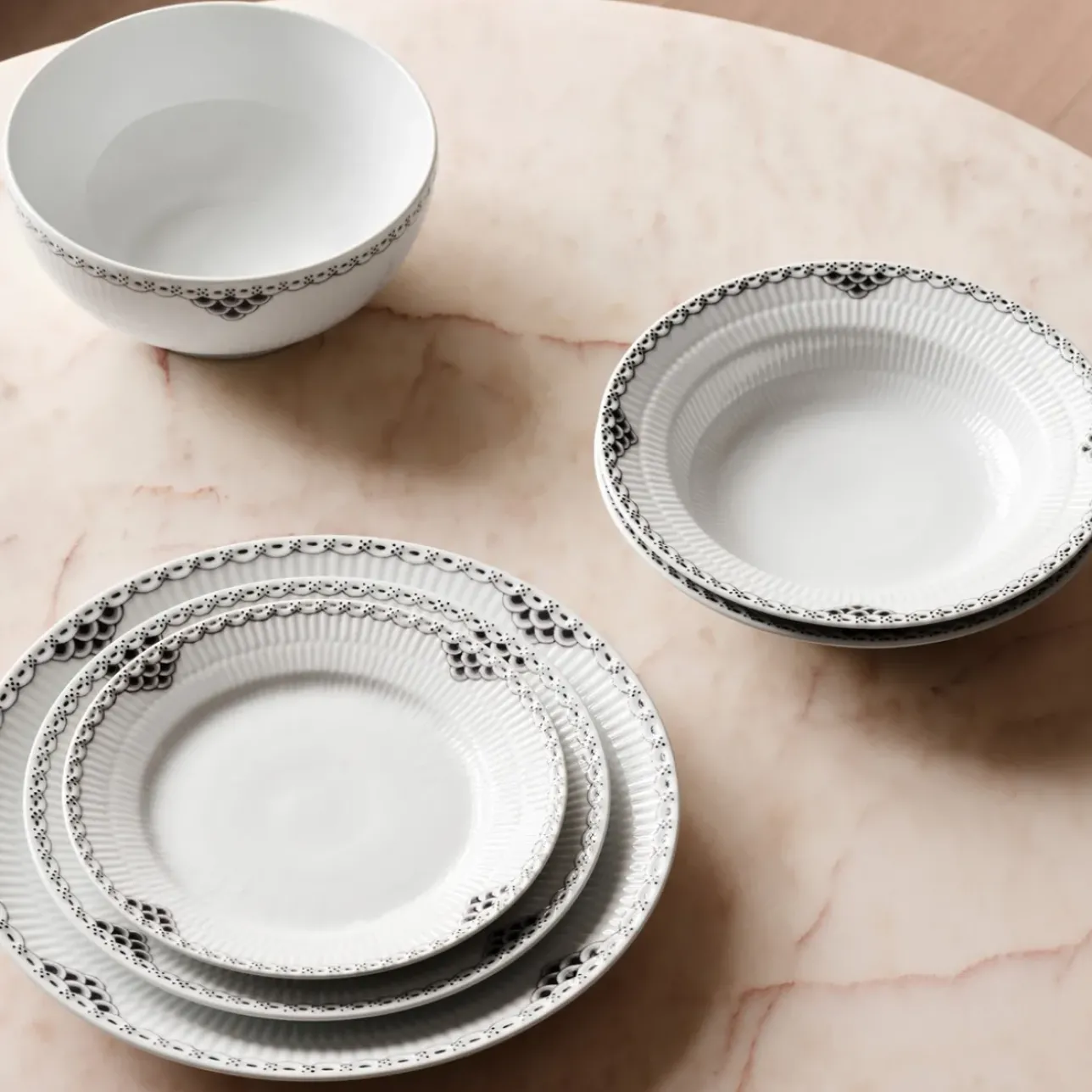Sort Riflet Blonde|Salatskåle*Royal Copenhagen Sort Riflet Blonde skål, 110 cl