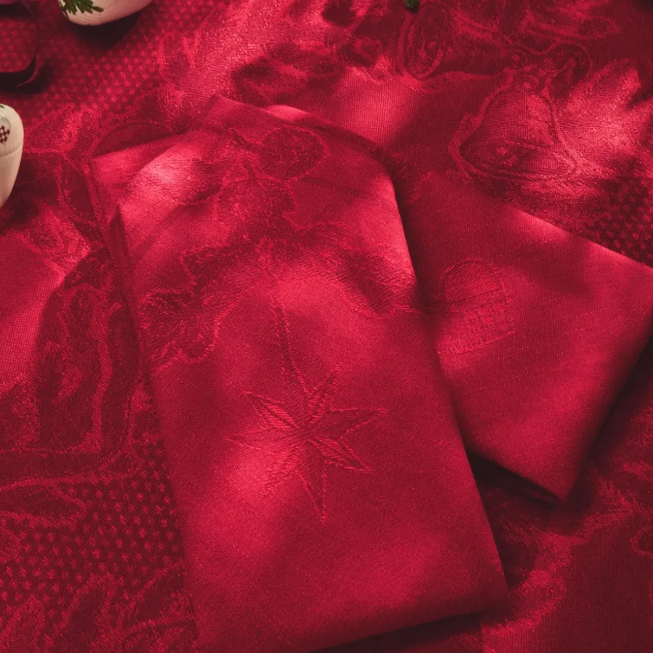 Stjerne Riflet Jul|Julepynt*Royal Copenhagen Stjerne Riflet Jul serviet, rød, 45 x 45 cm, 2 stk. Rød Star Fluted Christmas