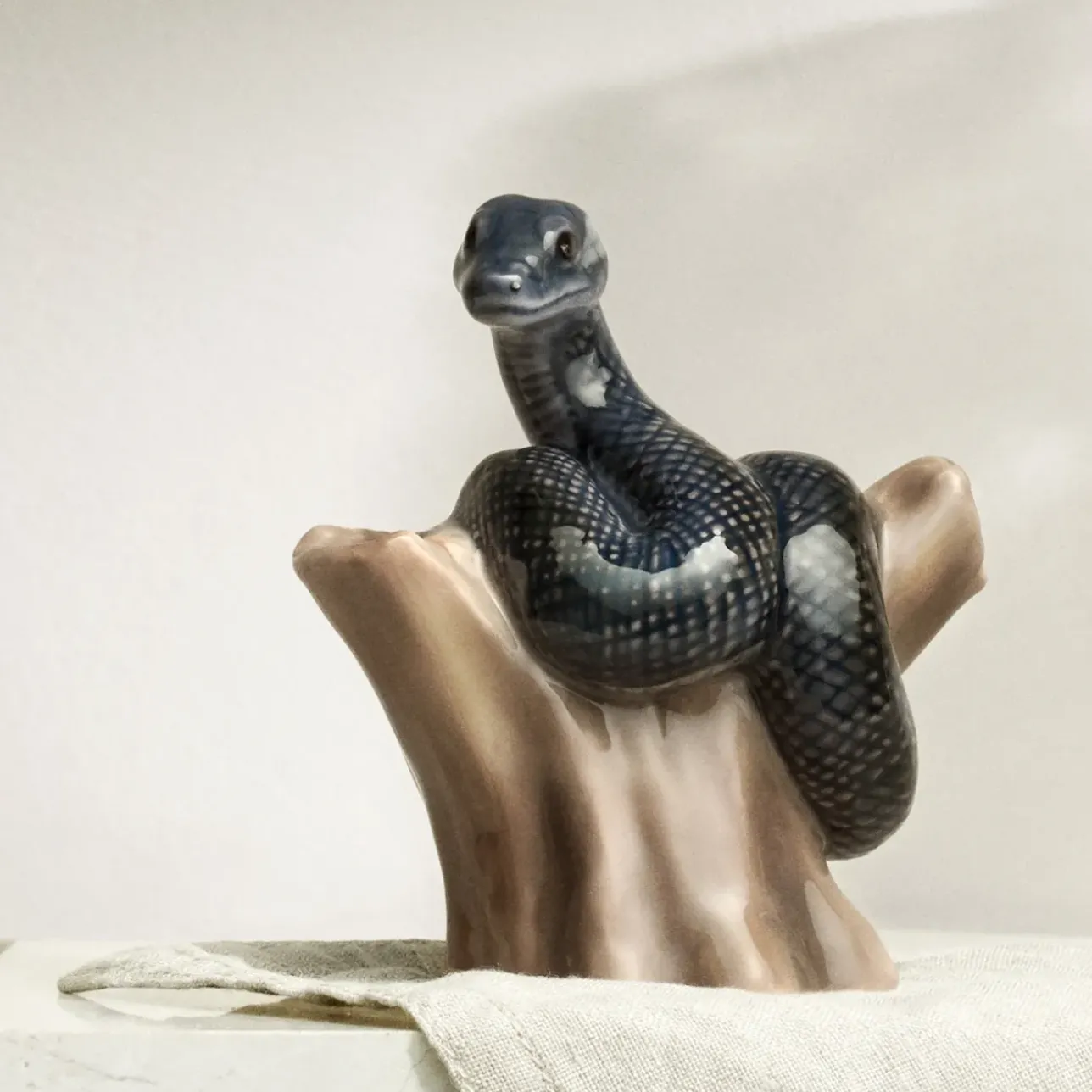 Blå Samlerartikler|Blå Samlerartikler*Royal Copenhagen Stjernetegnsfigur 2025, slange, 9,5 cm